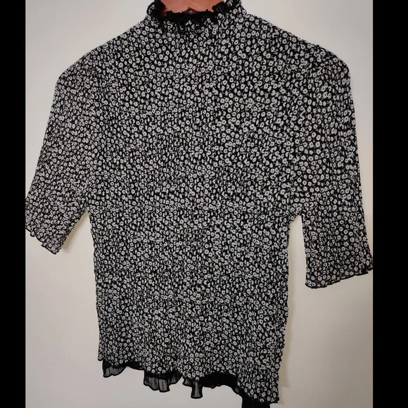 Black Floral Frilled Shirt (INTERNATIONAL)🤍🖤 - Picture 6 of 10